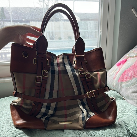 Burberry Handbags - Burberry tote